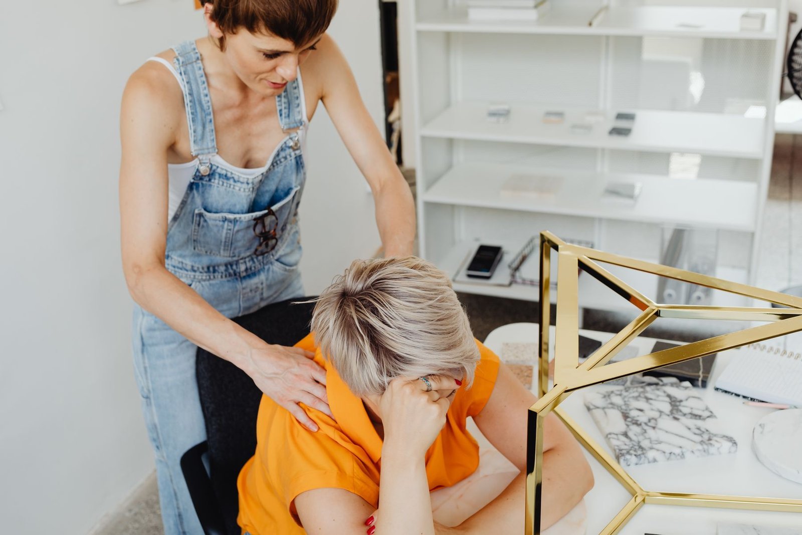 Journée bien-être en entreprise : massage des épaules au poste de travail